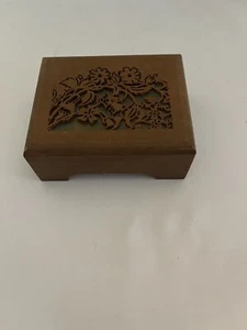 Pequeña caja de música tallada en madera de nogal, “Lara’s Theme” de Lasercraft. - Imagen 1 de 5