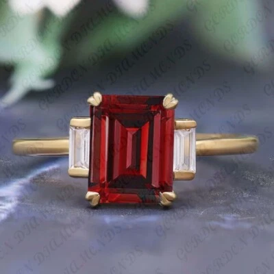 Alianza de boda de diamantes y granate natural talla esmeralda de 4,20 quilates enchapada en oro amarillo de 18 quilates Foto 1 de 4