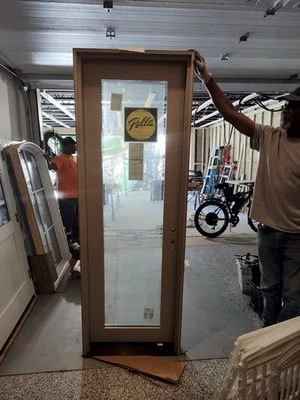 Puerta exterior de madera revestida de aluminio Pella Reserve Foto 1 de 3