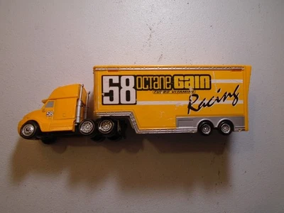 TRANSPORTE DE COCHES DISNEY PIXAR, COCHES, GANANCIA DE OCTANAJE (CARRERAS DE GANANCIA DE OCTANAJE) ENVÍO GRATUITO Foto 1 de 4