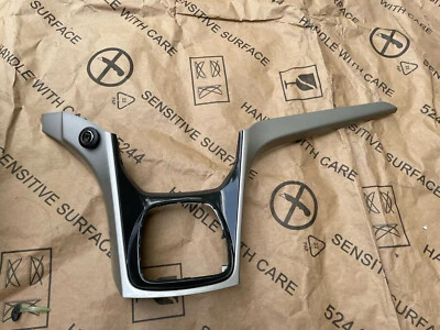 Painel de acabamento interno do console central superior Ford C-Max 13-16 com botão - Imagem 1 de 4