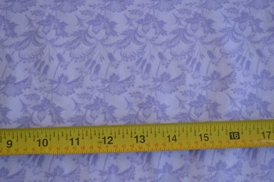 By 1/2 Yd, Lavender Floral Quilt Cotton, RJR/Giselle/Classically Home/0952, B269 Foto 1 de 4