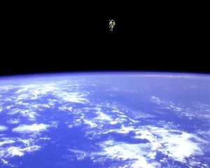 New NASA Photo: Astronaut Floating in Space on Challenger Mission - 6 Sizes! - Picture 1 of 7