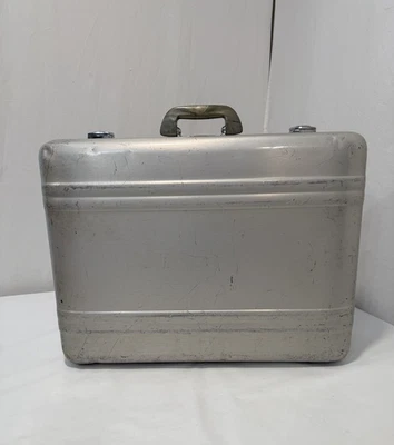 Maleta de aluminio Zero HALLIBURTON de colección años 70 24x18x7 equipaje con colgador de pantalones RARO Foto 1 de 4