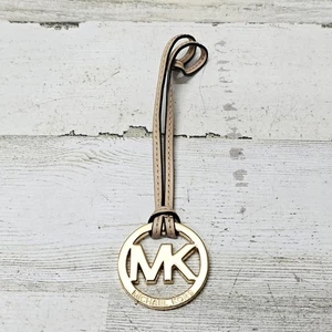 Michael Kors Logo Handtasche Anhänger Hängeetikett goldfarben hellbraun braun Leder 2" - Bild 1 von 6