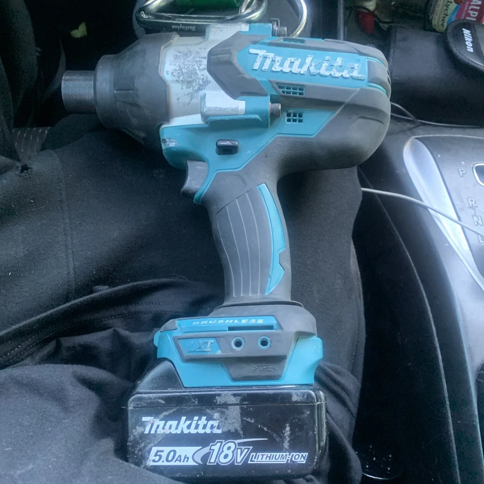 Makita (XWT09) Llave de impacto hexagonal de alto par sin escobillas de 7/16" y batería LXT de 18 V Foto 1 de 4
