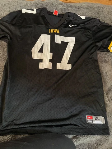 VTG Rare Iowa Hawkeyes #47 SEWN BLACK Team Nike Football Jersey SZ S - Cool Cover