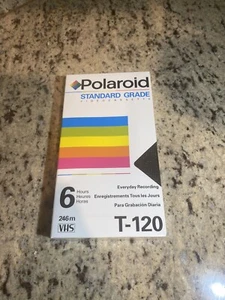 Polaroid Videocassetta Grado Standard VHS 6 Ore T-120 - Foto 1 di 6