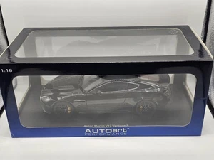 Aston Martin V12 Vantage 2015 Nero 1:18 AutoArt In Box - Foto 1 di 6