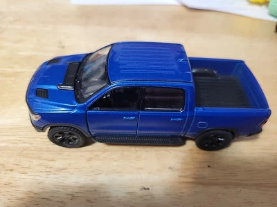  2019 道奇 Ram 1500,蓝色 Kinsmart - 1/46 比例压铸模型玩具车 — 第 1/3 张图片
