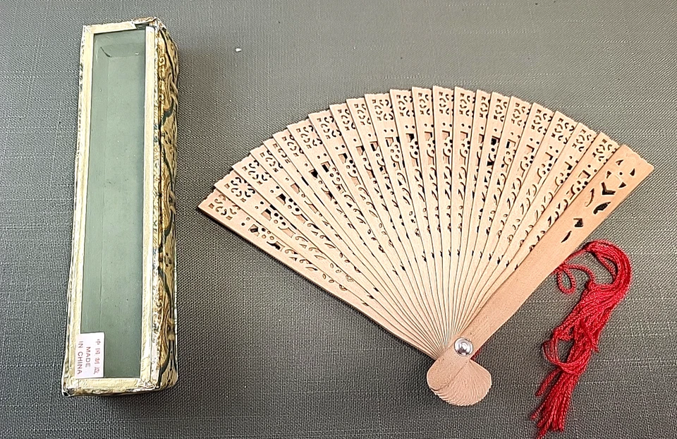 Ventilador de mão vintage de madeira design esculpido na caixa original com tampa de vidro - Imagem 1 de 4