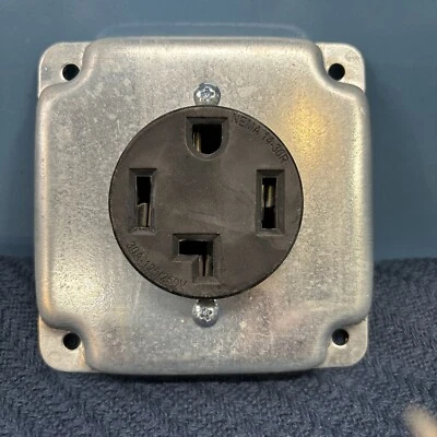 Salida EAGLE 30A-125/250V 3-P,4-WIRE NEMA 14-30R con cubierta de acero 4 X 4 Foto 1 de 4