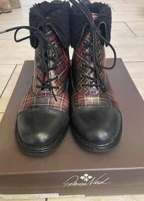 Botines Patricia Nash Tartán Negro y Rojo/A Cuadros con Puños de Piel de Oveja Talla 8.5 Foto 1 de 4