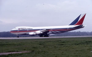 ORIGINAL 35mm Aircraft slide N741PR Philippine Airlines B747 GATWICK 1980 #8421 - Foto 1 di 1