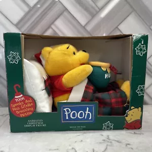 WINNIE THE POOH ANIMATO NATALE PARLA E HA REALISTICO RESPIRAZIONE MOVIMENTO PELUCHE - Foto 1 di 7