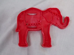 Vintage rot Kunststoff unbeschriftet Elefant Ausstecher - Bild 1 von 3