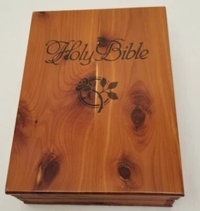 Heilige Bibel Gedenkausgabe UAW U. B. C. Local 2301 in Zedernholzkiste Geschenk - Bild 1 von 12