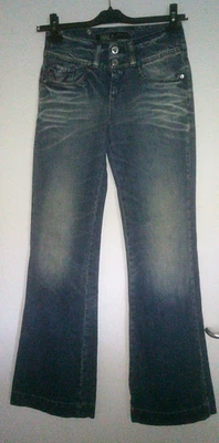 Blaue Jeans mit Aufhellungen und bestickten Gesäßtaschen und Label Weite 26 - Bild 1 von 3