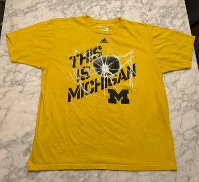 Camiseta de hockey de la Universidad de Michigan Wolverines This Is Adidas XL Yellow Puck Foto 1 de 4