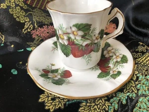 Taza y platillo vintage Hammersley Bone China fresa 1/2 taza Demitasse - Imagen 1 de 5