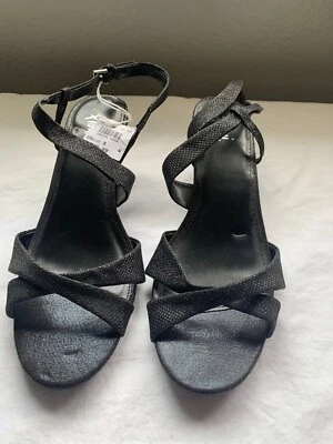 Fioni 黑色绑带楔形凉鞋女式 8W 码闪光金属高跟鞋全新带标签 — 第 1/3 张图片