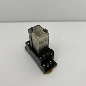 Base de zócalo OMRON 2-M4X10 con relé enchufable MY4N-D2 24Vdc - Imagen 1 de 7