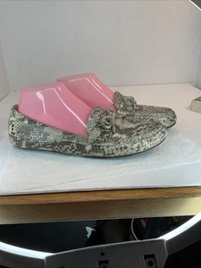 Mocasín Isaac Mizrahi Live Python de cuero en relieve talla 9. M - Imagen 1 de 10