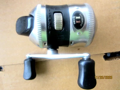 Carrete fundido giratorio vintage ZEBCO MICRO 11 Foto 1 de 4