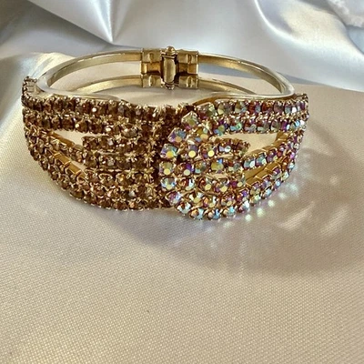 Vintage TRIFARI Pat. Colgante. Pulsera abrazadera de diamantes de imitación Aurora Borealis AB y más Foto 1 de 4