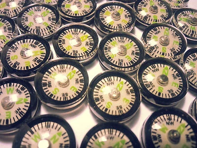 50 Mini Brújula Fluorescente Compas Brujula Bussola Boussole glow in dark  - Imagen 1 de 2