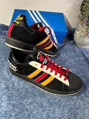 Adidas Superstars Miami Heat Para Hombre Talla 11 Nuevo con Etiquetas Serie NBA Foto 1 de 4