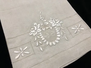 Antikes Leinenhandtuch mit exquisiter Blumenstickerei & gezogenem Faden (RF816) - Bild 1 von 7