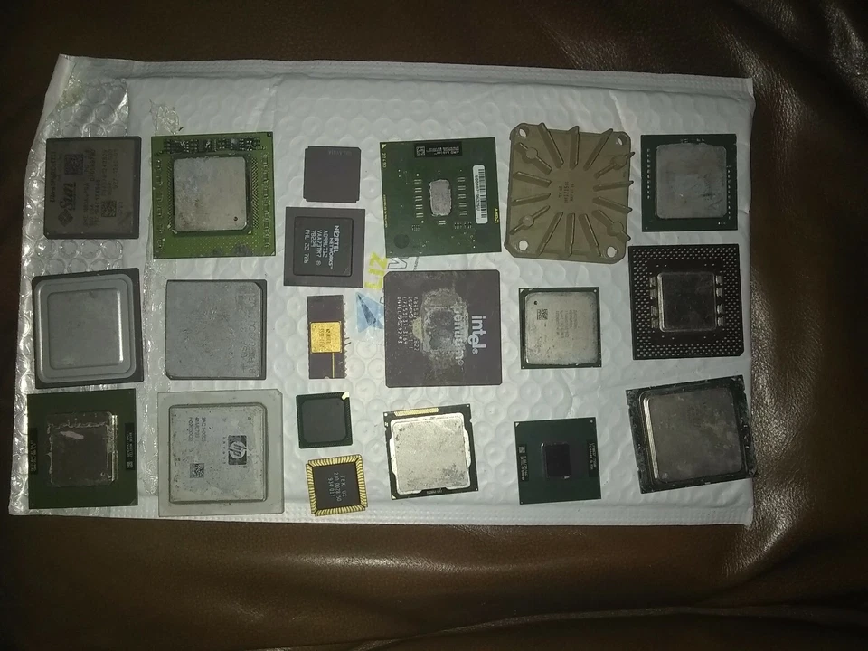 Vintage and other CPUs ICS flat packs 20 different gold scrap or collect a - Image 1 of 4