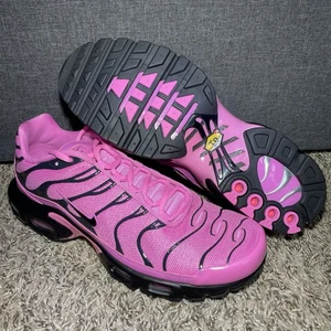Scarpe da corsa Nike Air Max Plus NBY rosa nero uomo taglia 9 donna taglia 10,5 NUOVE - Foto 1 di 9