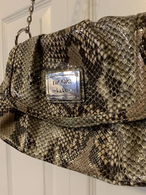 Cartera Bandolera Nicole by Nicole Miller Imitación Piel de Serpiente Estampado Herrajes Dorados Foto 1 de 4