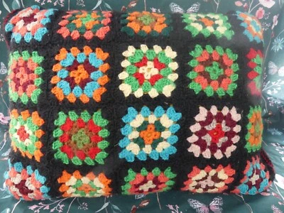 Coussin au Crochet Patchwork Design 1960 Hippie Chic Vintage 40cmX29cm bon état - Photo 1/4