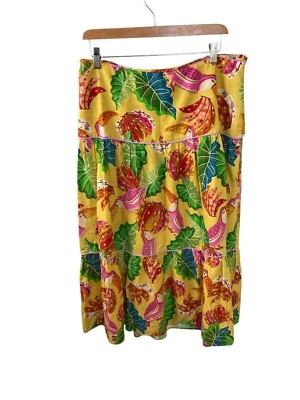 Falda midi Farm Rio amarilla tropical con estampado de tucán de lino en capas talla grande playera Foto 1 de 3