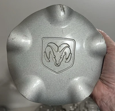(1) Dodge Dakota Durango 1997-2000 tapa central pintada plateada 5EC15 39699 Foto 1 de 4
