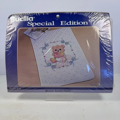 Bucilla 预绗缝婴儿床盖加压计数十字绣睡前熊 63611 — 第 1/2 张图片