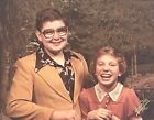 Niezręczne zdjęcie rodzinne pulchny chłopiec rude włosy dziewczyna olan młynki vintage kolor 1980