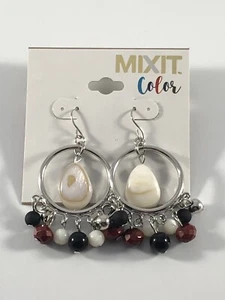 Orecchini stile goccia MixIt 2-1/4" - perline rosse/nere/bianche - tono argento prezzo al pubblico consigliato $16 - Foto 1 di 2