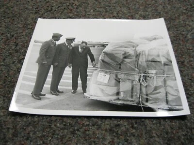 Foto Flying Tiger Line DC-8 sendo carregada com correio do Exército OKO para foto SGN - Imagem 1 de 2