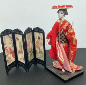 Muñeca geisha japonesa vintage de plástico de 8'" de los años 70 sobre soporte con pantalla de privacidad de 6" - Imagen 1 de 9