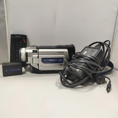 Sony Digital HandyCam DCR-TRV17 MiniDV Camcorder Video Camera NTSC Silver - Image 1 of 4