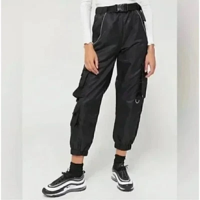 Pantalones de chándal Urban Outfitters negros Katya con cinturón de nailon cargo utilitarios talla S Y2K Foto 1 de 4