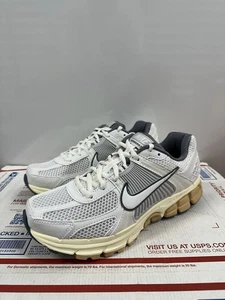 Nike Wmns Air Zoom Vomero 5 ‘Summit White’ FJ2028 101 Size 9.5 / Men’s Size 8 - Picture 1 of 8