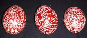 Lot de 3 oeufs en bois peint ,travail Russe ??? Très fin 5,5 cm de haut N°11 - Foto 1 di 2