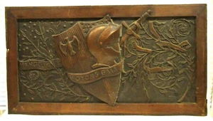 Antiguo panel de escudo familiar grande francés de cobre con manzanilla traducido Let Us Be Gay - Imagen 1 de 6