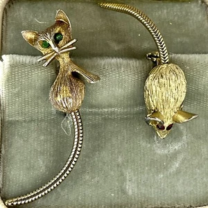 Alfileres de dispersión vintage de gato y ratón con colas oscilantes ojos de estrás tono dorado - Imagen 1 de 9