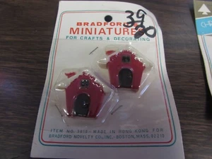 VINTAGE - MINIATURE PAIR OF CHRISTMAS COTTAGES - UNOPENED W - Picture 1 of 2